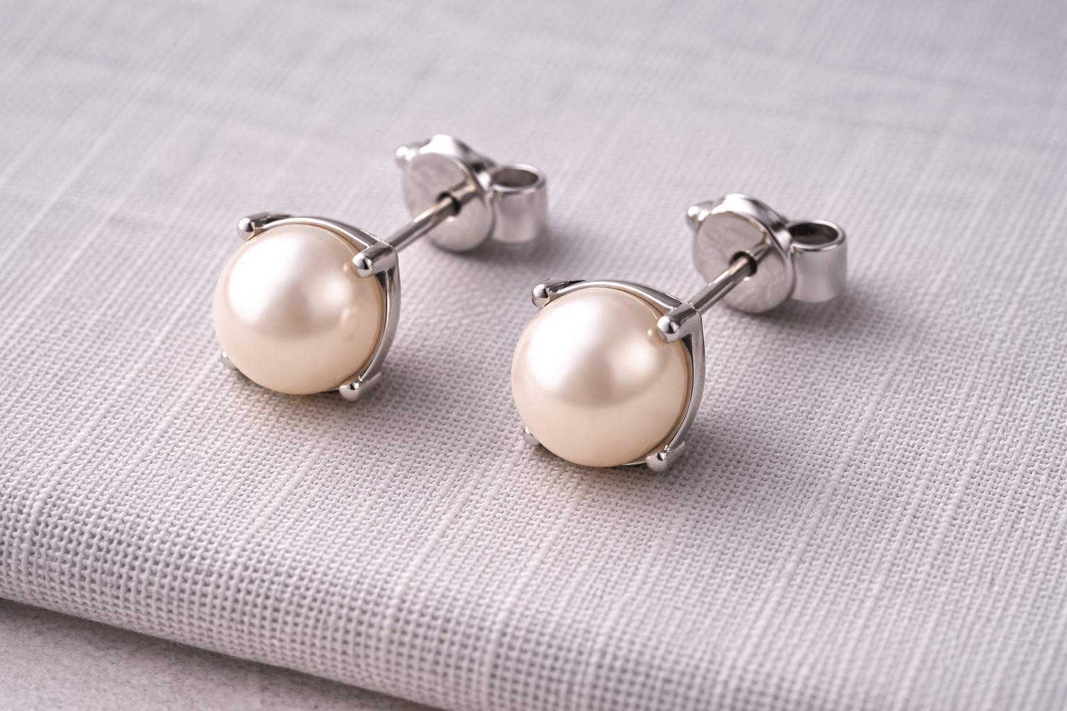 pearlsonly-blog-99-image-2-pearl - Boucles d’oreilles en or blanc avec perles Élégance moderne - Bijoux perles - pearlsonly