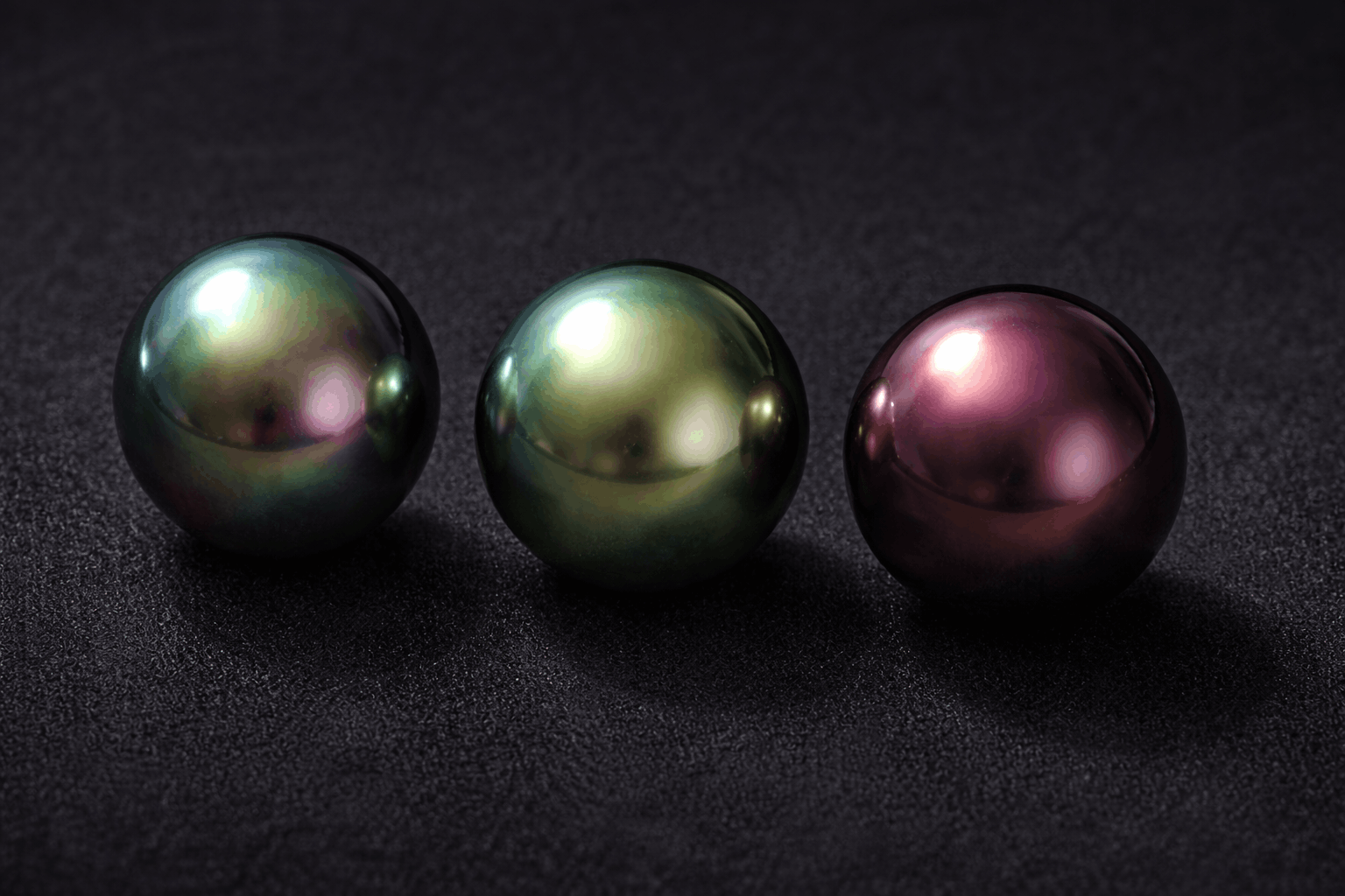 pearlsonly-blog-107-image-5-pearl - Couleurs d’overtone qui comptent - boucles d’oreilles en perles noires tahitiennes - pearlsonly