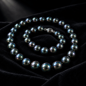 Collier de perles noires de Tahiti : Le guide d’achat complet